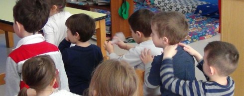 arcore-il-massaggio-tra-bambini-in-asilo-favorisce-la-socialita